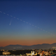 Cometa NEOWISE visto desde Roma, Italia, el 7 de julio de 2020. La línea punteada es la Estación Espacial Internacional.